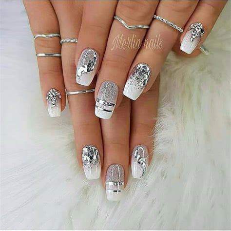 nail art white and silver